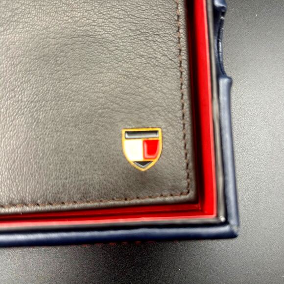 Tommy Hilfiger Mens Genuine Leather Bifold Wallet 31HP220118 with ID Window NIB - Picture 16 of 16